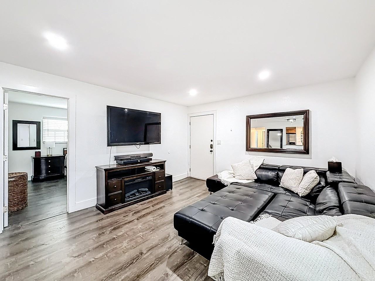 305 Se 11th Ave #D - Photo 5 of 25