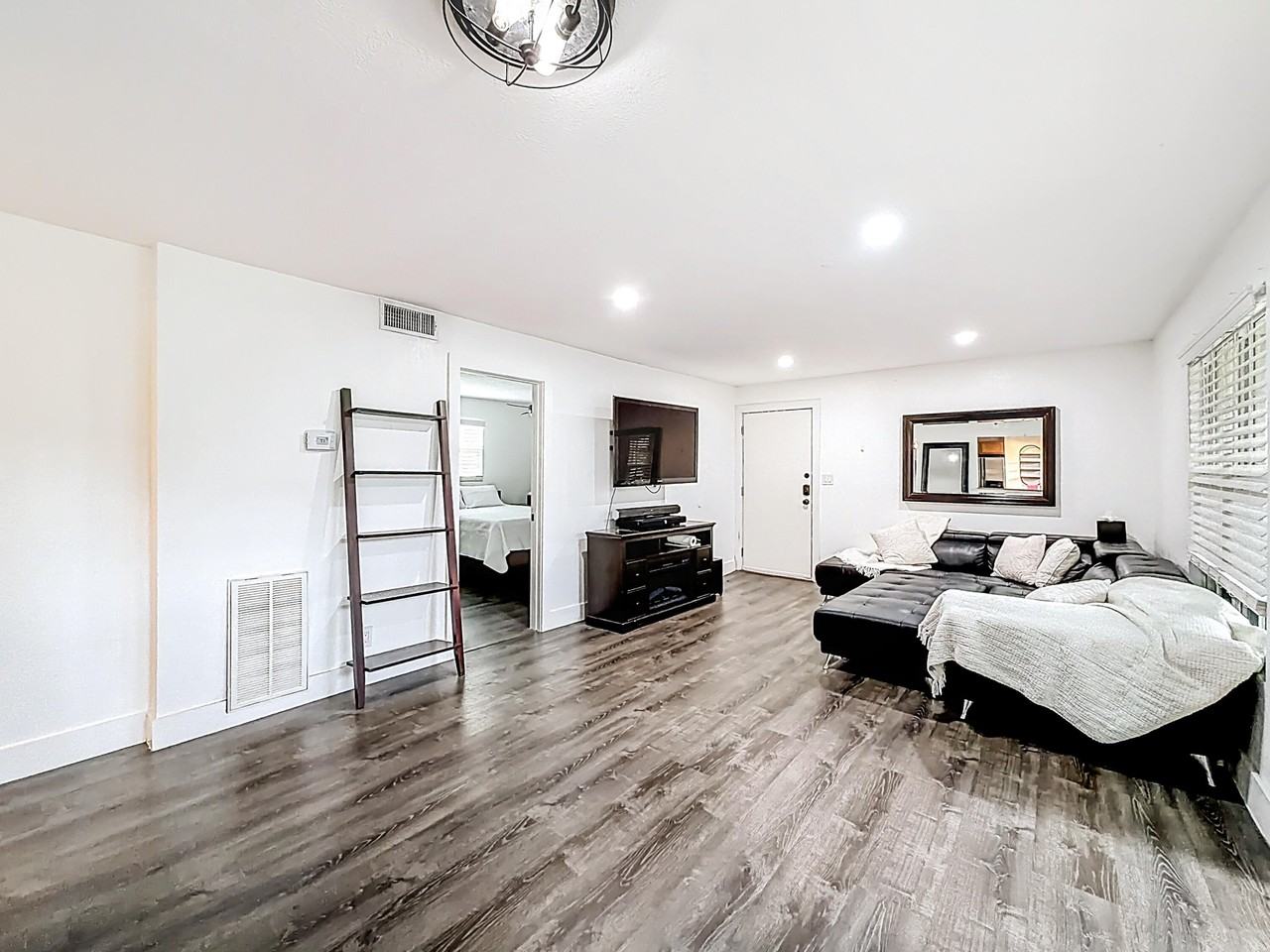 305 Se 11th Ave #D - Photo 6 of 25