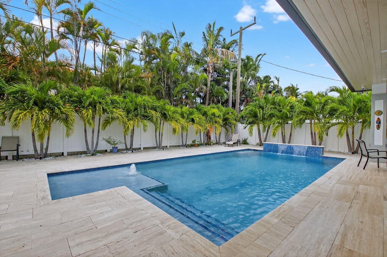 711 Ne 6th St - Photo 3 of 50