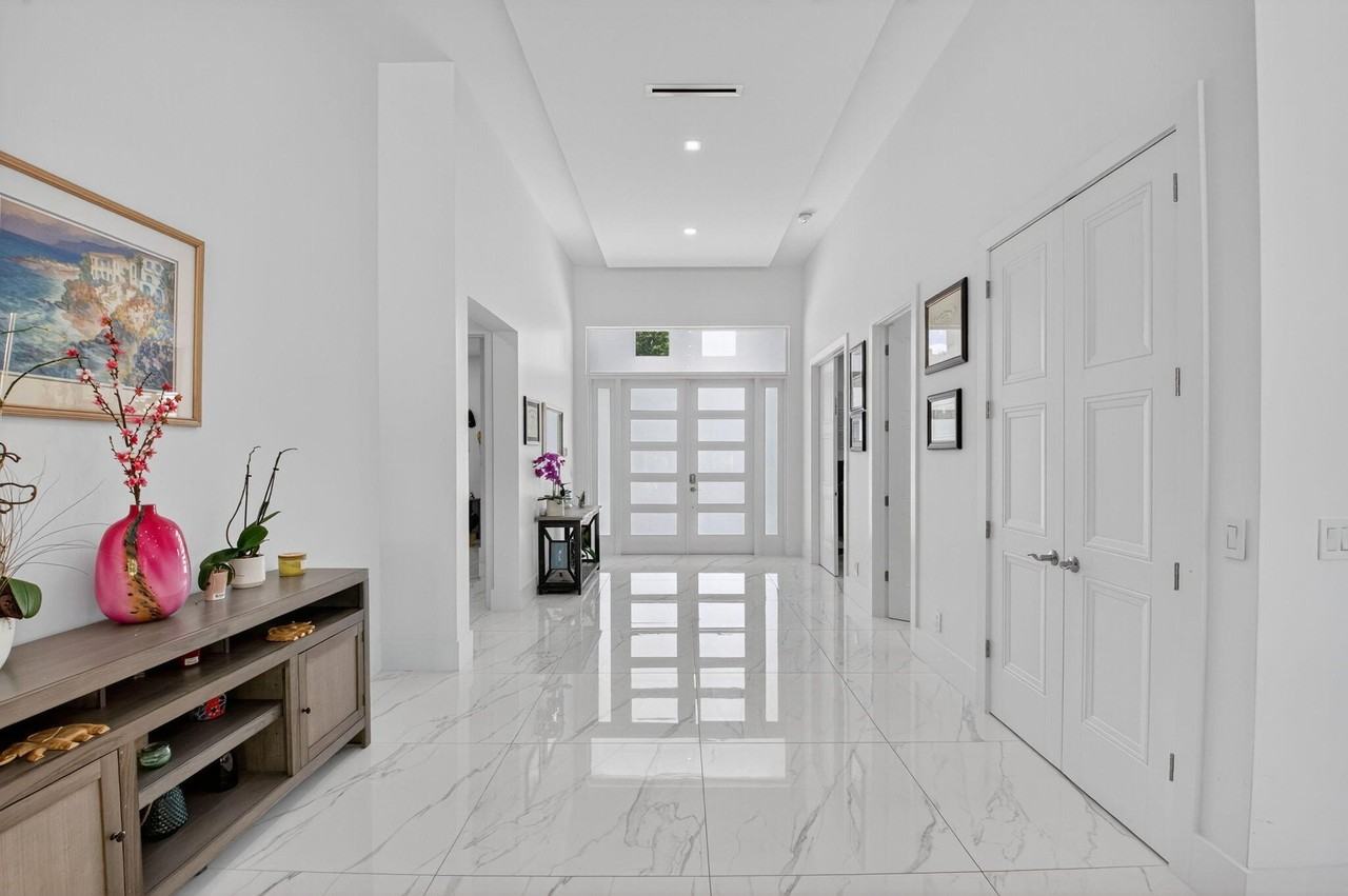 711 Ne 6th St - Photo 4 of 50