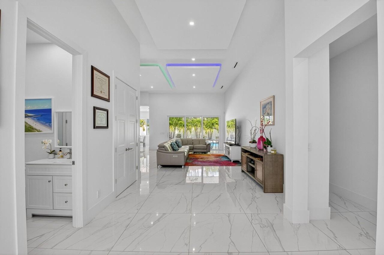 711 Ne 6th St - Photo 6 of 50