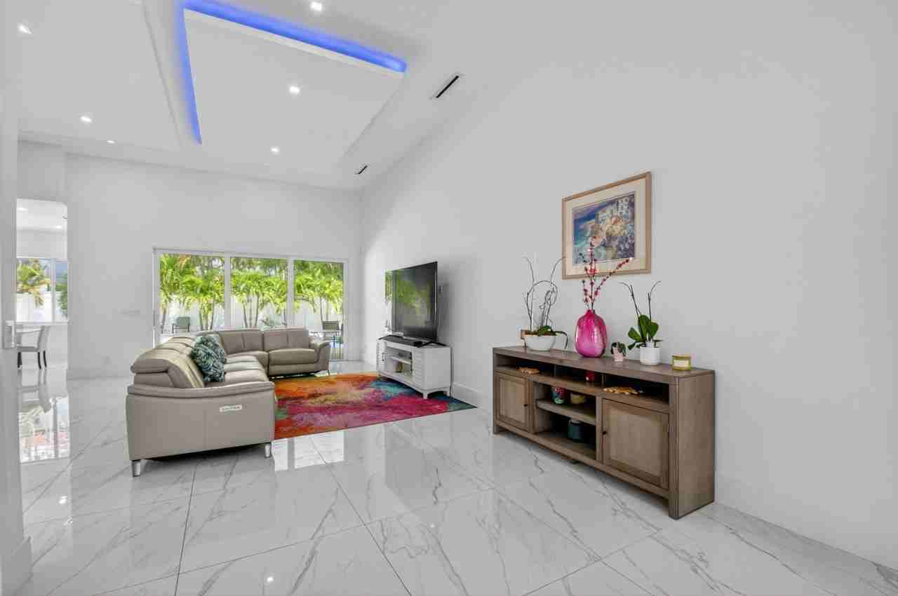 711 Ne 6th St - Photo 7 of 50