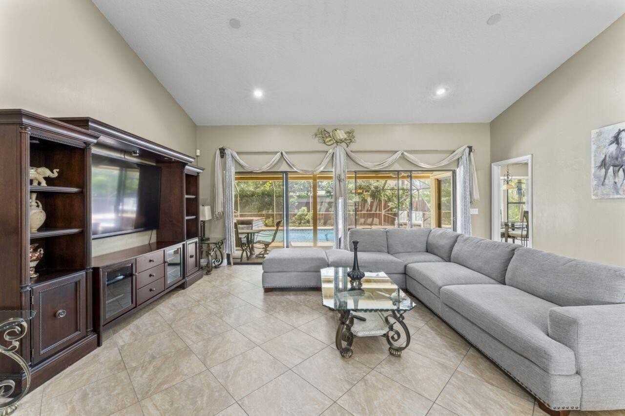 13679 Callington Dr - Photo 4 of 35