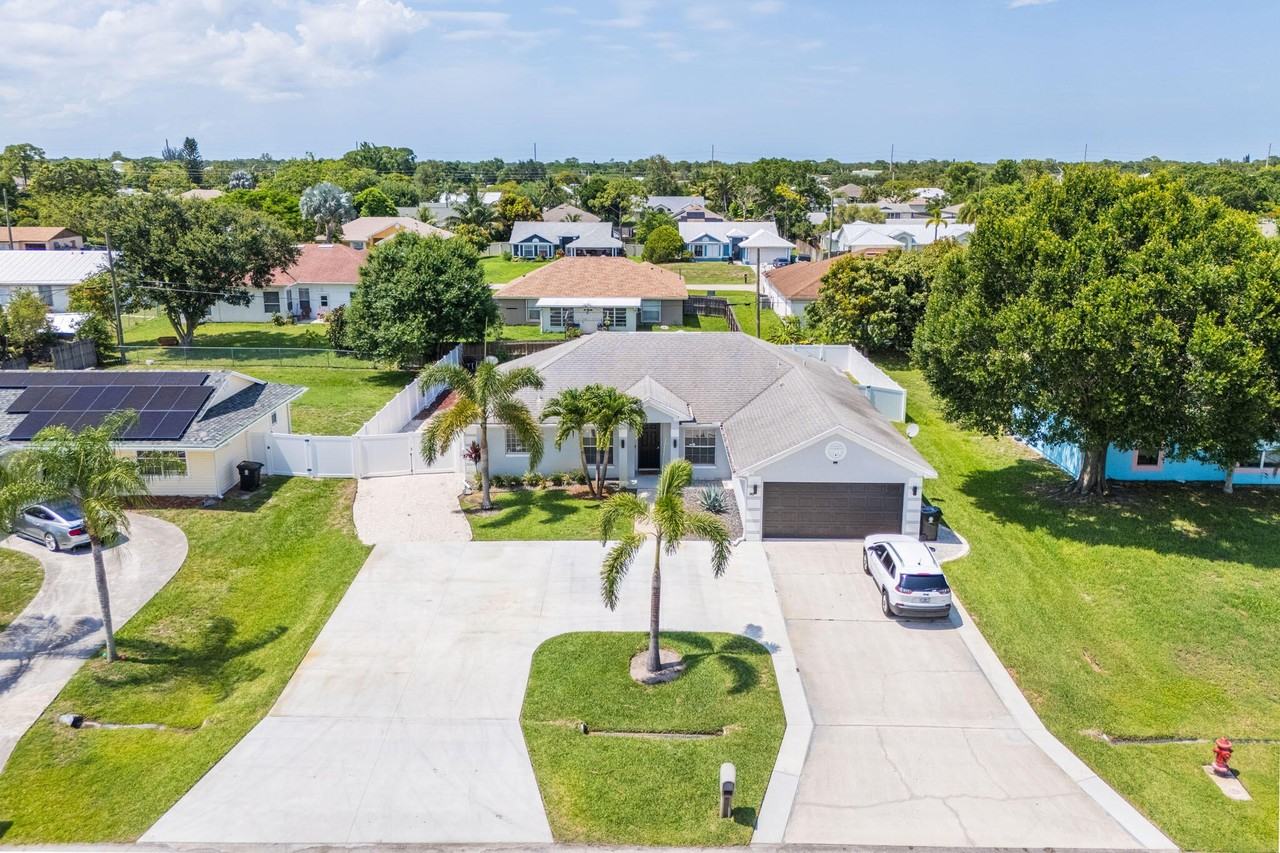 249 Sw Aubudon Ave - Photo 6 of 42