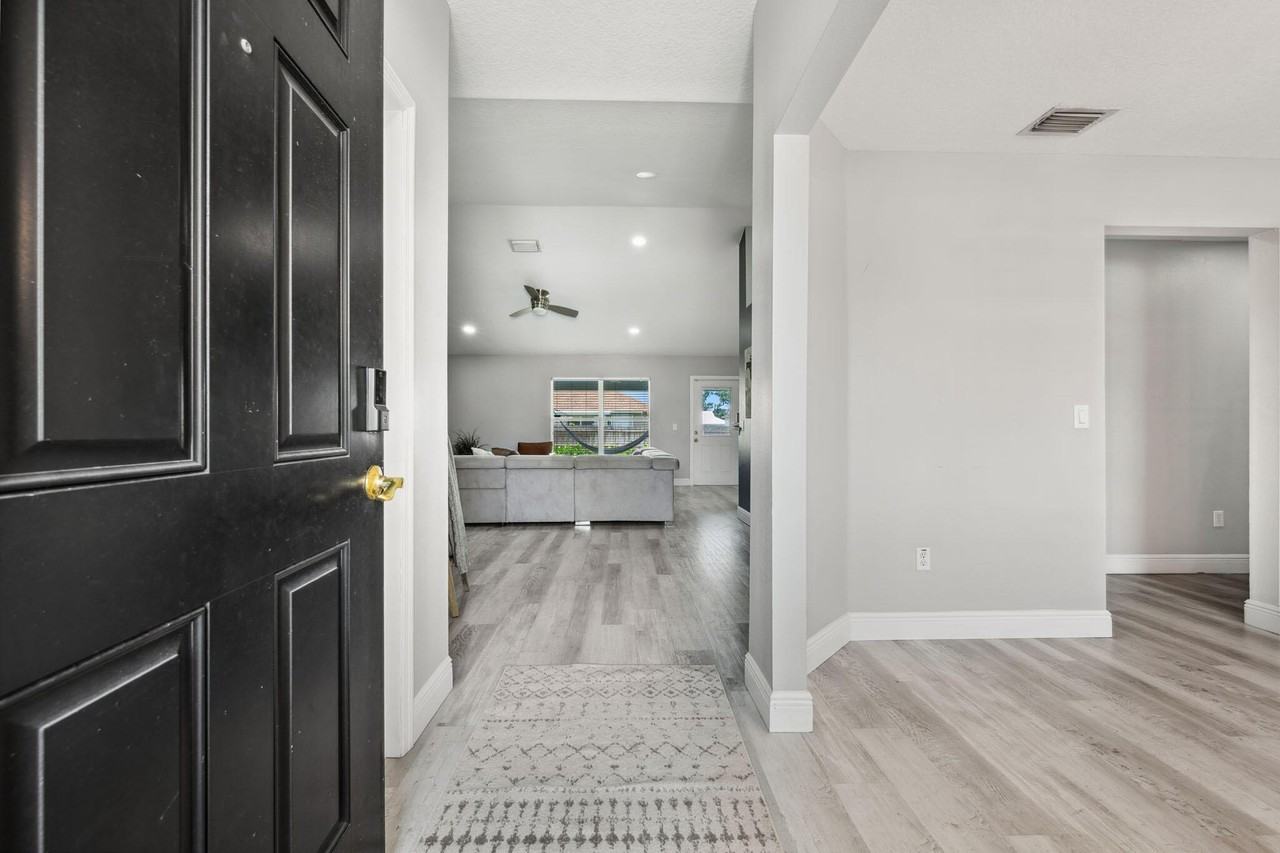 249 Sw Aubudon Ave - Photo 7 of 42