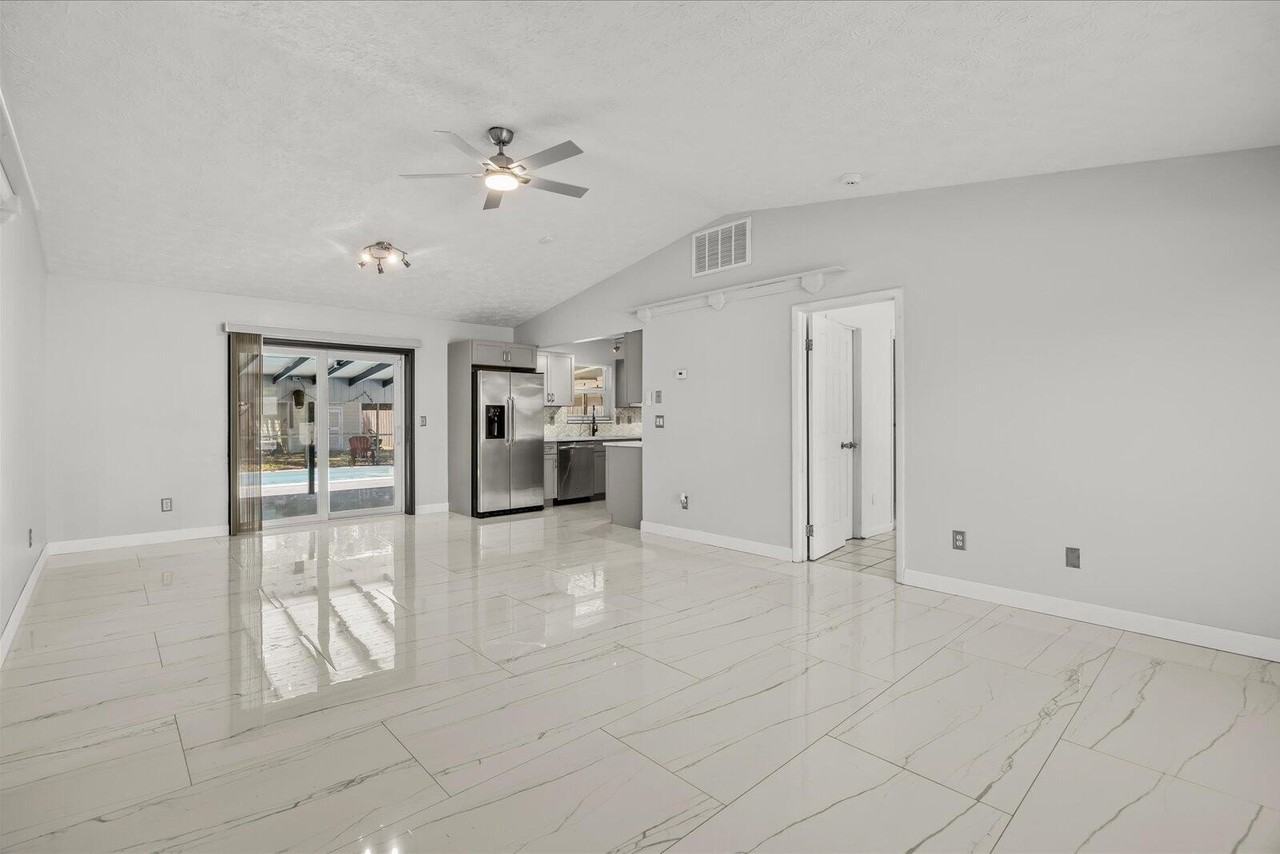 2010 Sw Burlington St - Photo 4 of 21