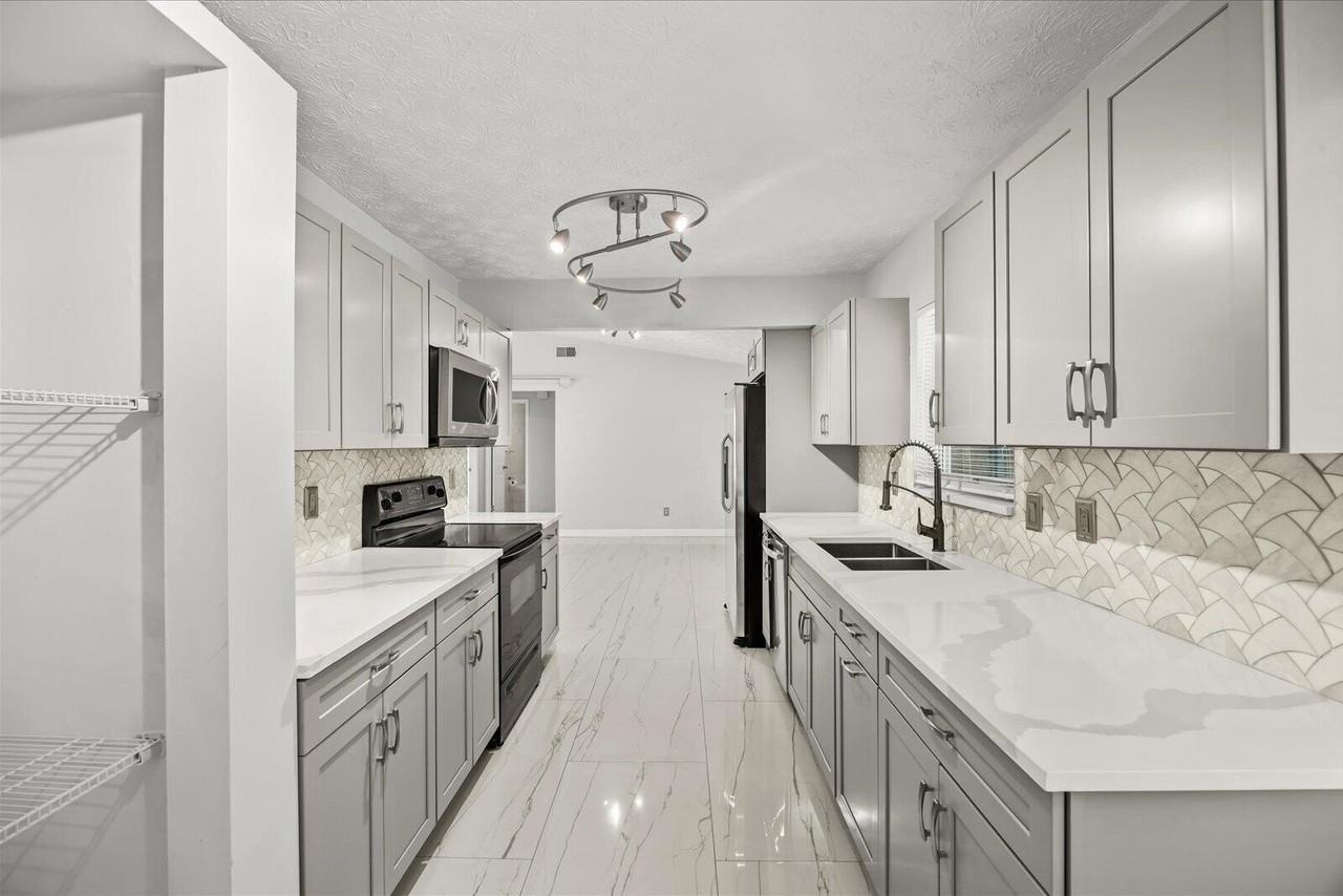 2010 Sw Burlington St - Photo 5 of 21