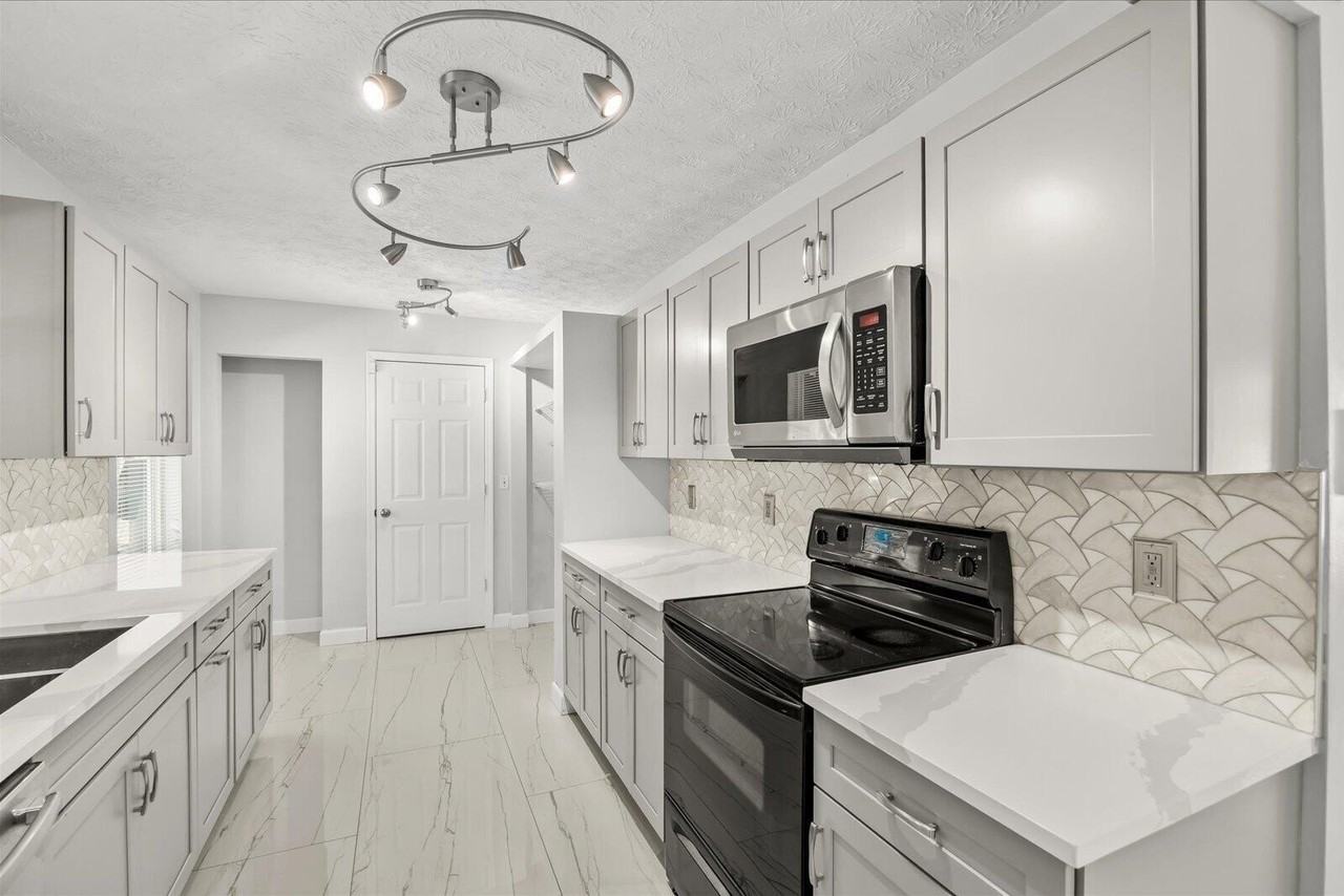 2010 Sw Burlington St - Photo 7 of 21