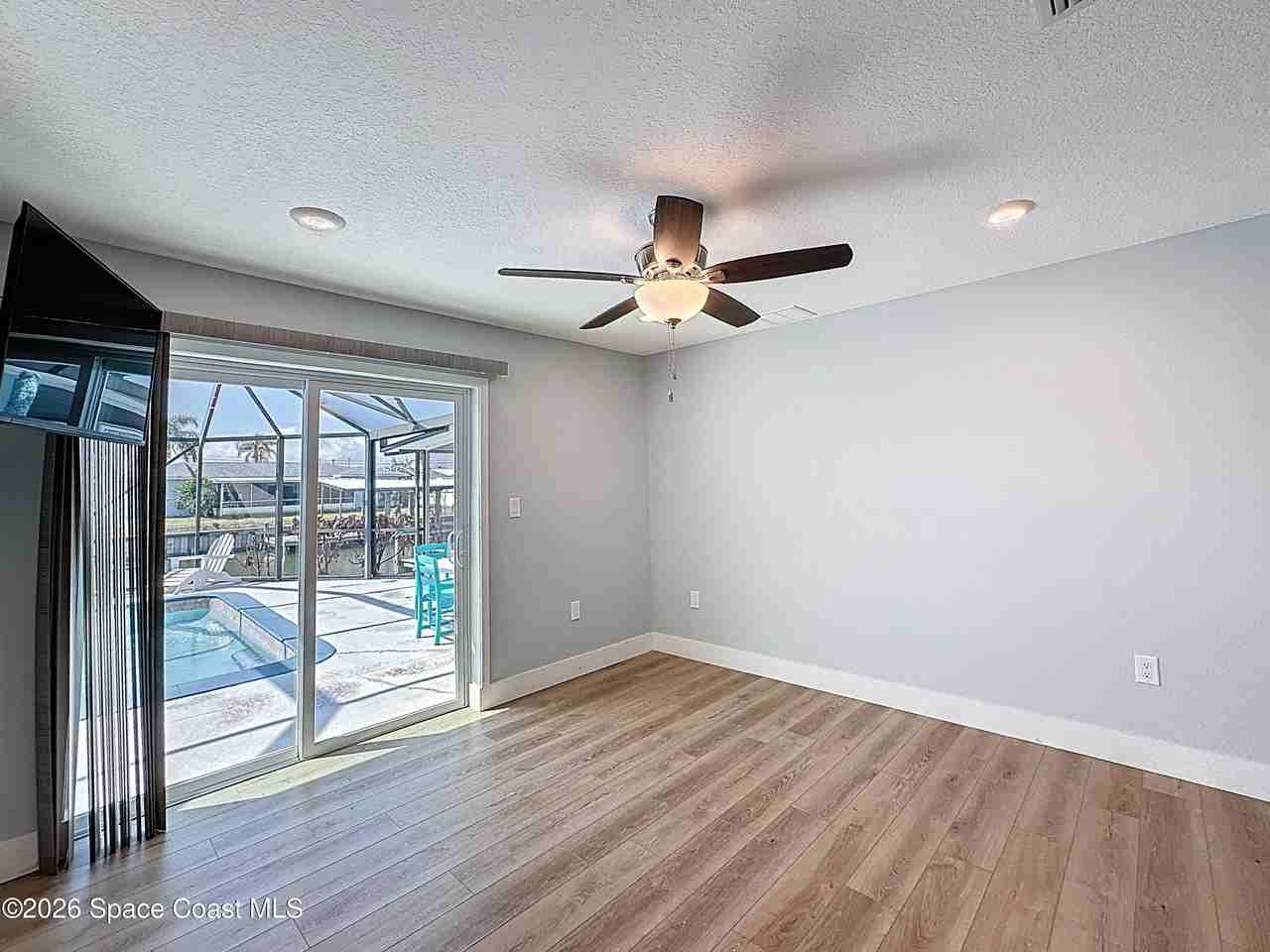 1707 Shore Dr - Photo 4 of 42