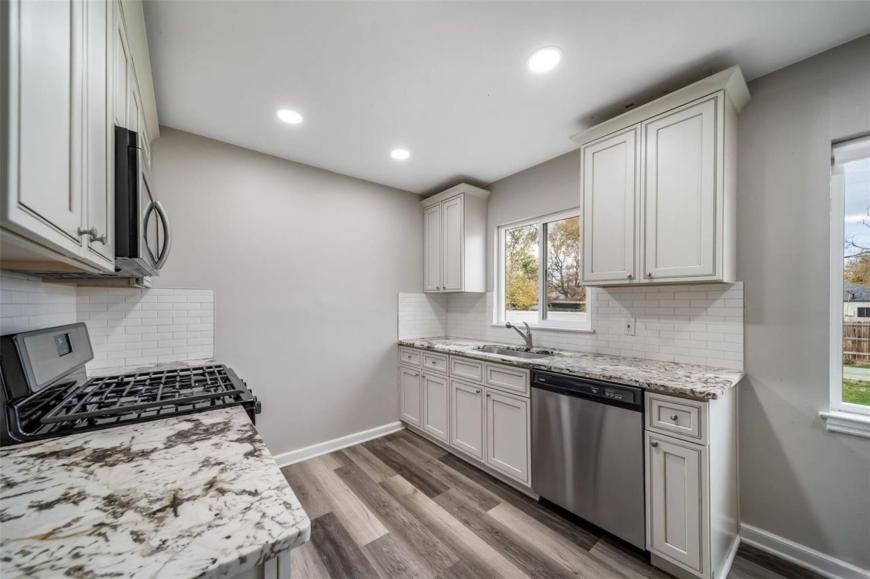 1081 Elmira St - Photo 6 of 10