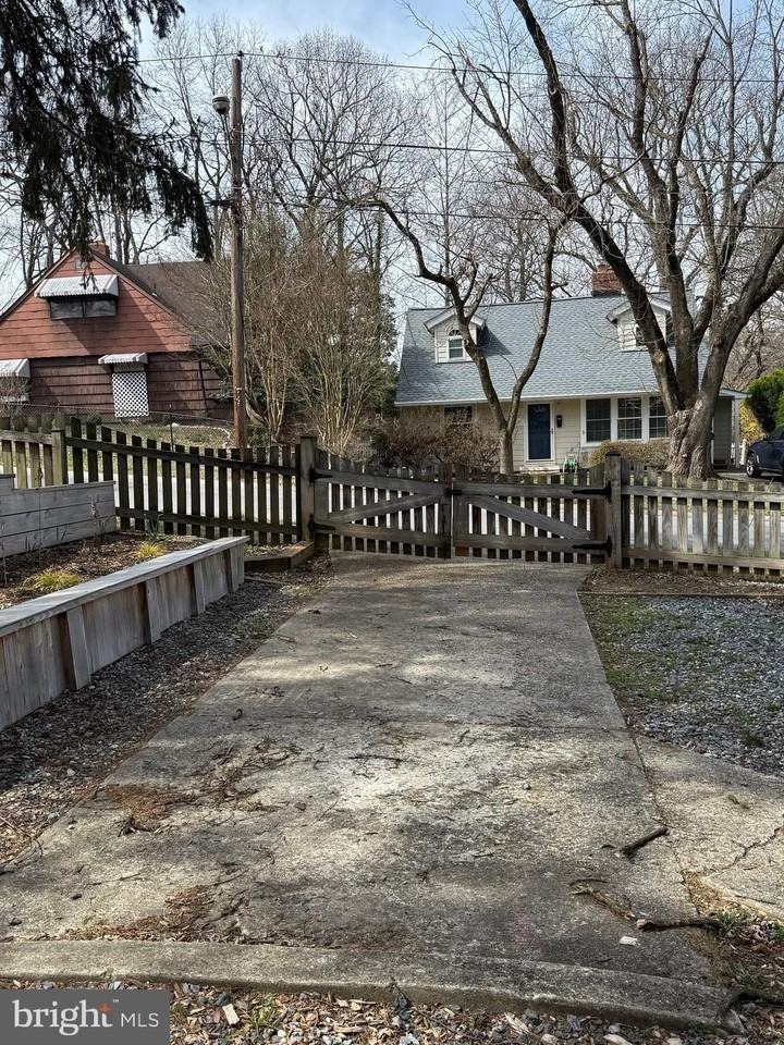 407 Calvin Ln - Photo 3 of 27