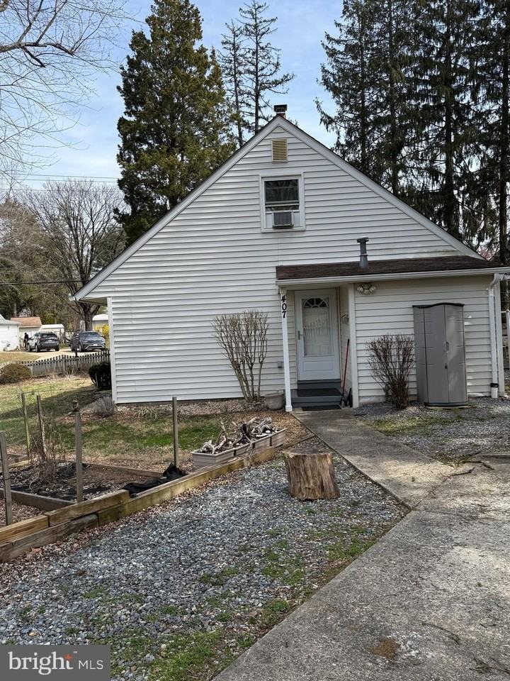 407 Calvin Ln - Photo 4 of 27