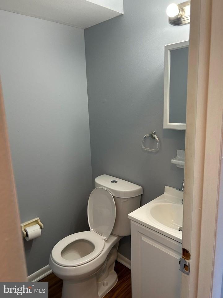 316 Almonesson Rd Apt B - Photo 5 of 11