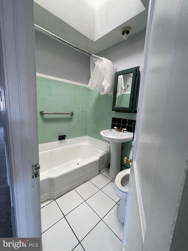 7328 Sherwood Rd Unit B - Photo 3 of 5