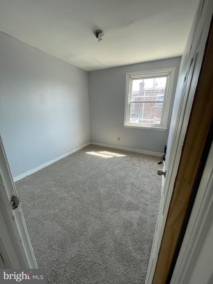 7328 Sherwood Rd Unit B - Photo 4 of 5