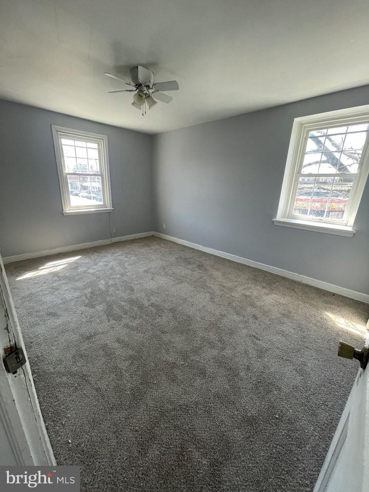 7328 Sherwood Rd Unit B - Photo 5 of 5