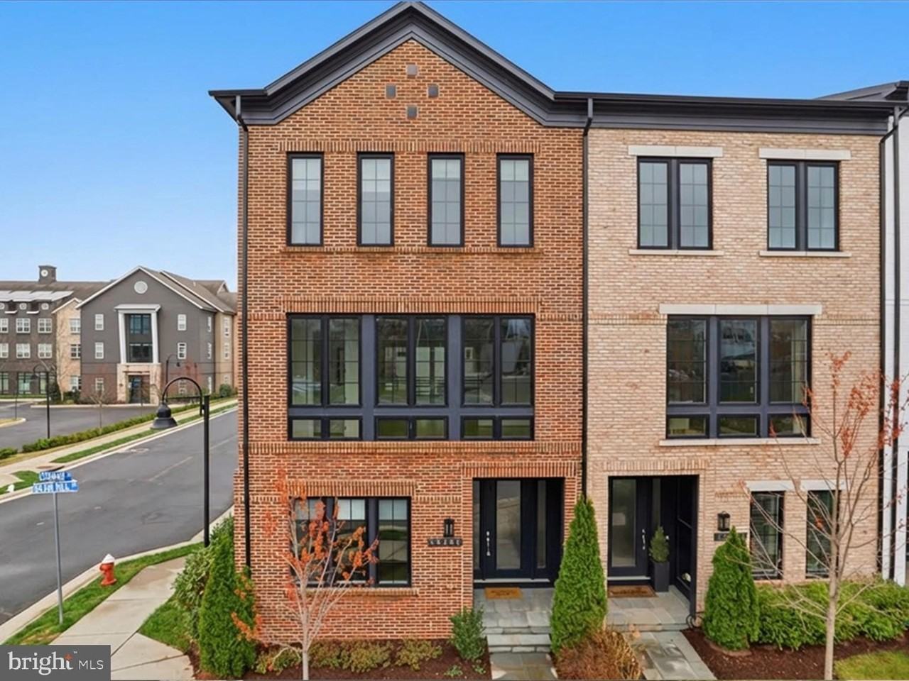 20305 Savin Hill Dr - Photo 4 of 50