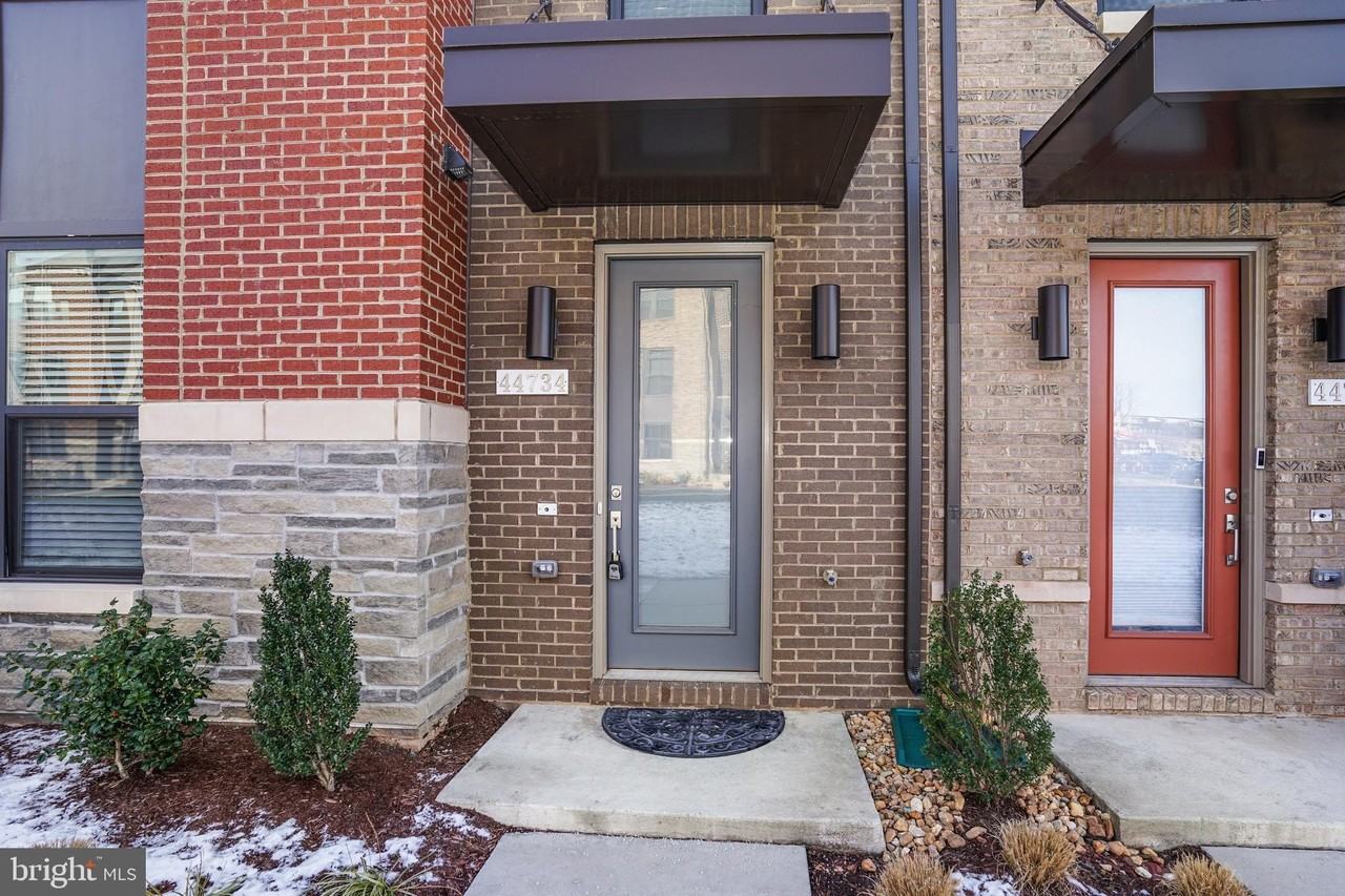 44734 Roosevelt Sq - Photo 2 of 50