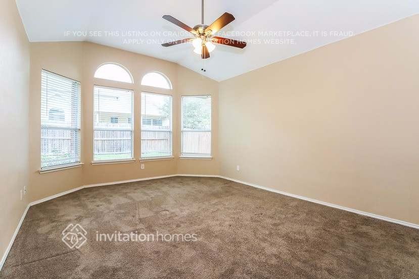 2360 Merlin Dr - Photo 4 of 12