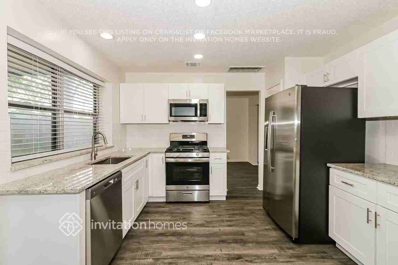 7723 Pine Center Dr - Photo 7 of 18