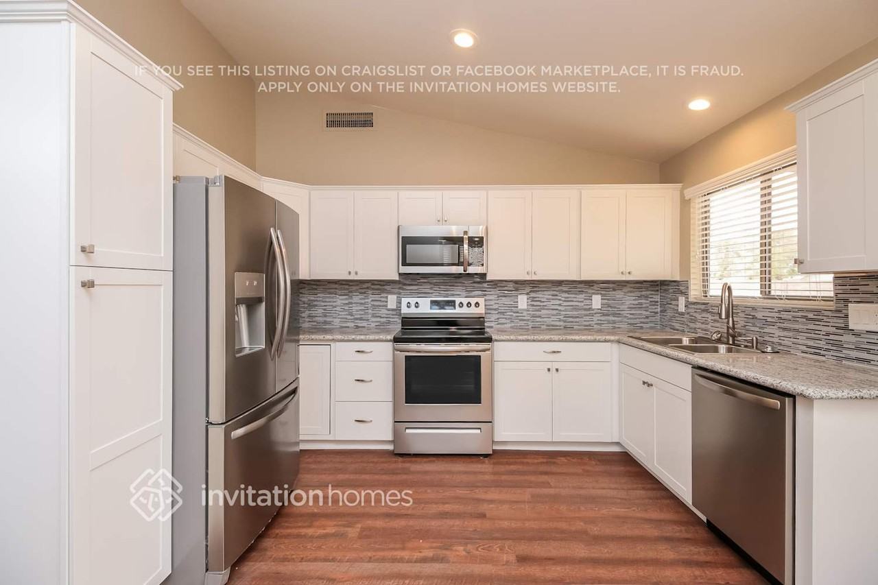 30737 N Royal Oak Way - Photo 5 of 16