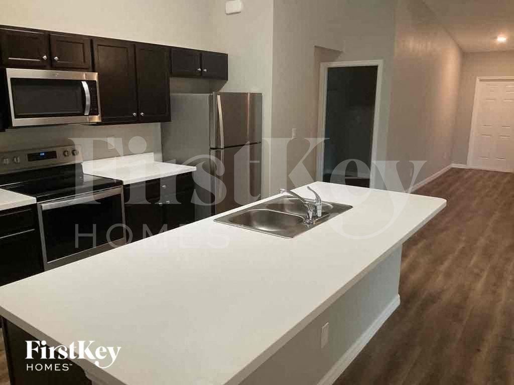 1235 Desmond St - Photo 3 of 18