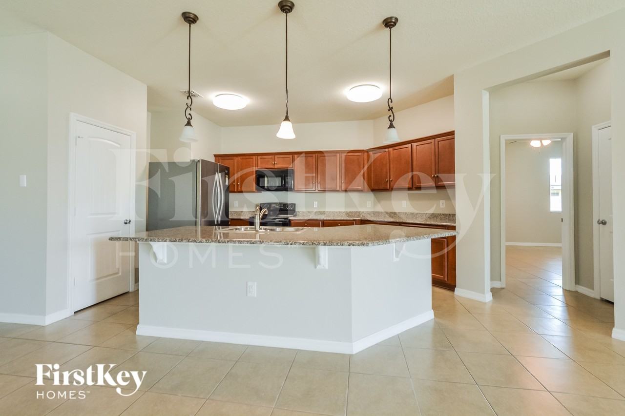 1511 Angler Ave - Photo 4 of 15