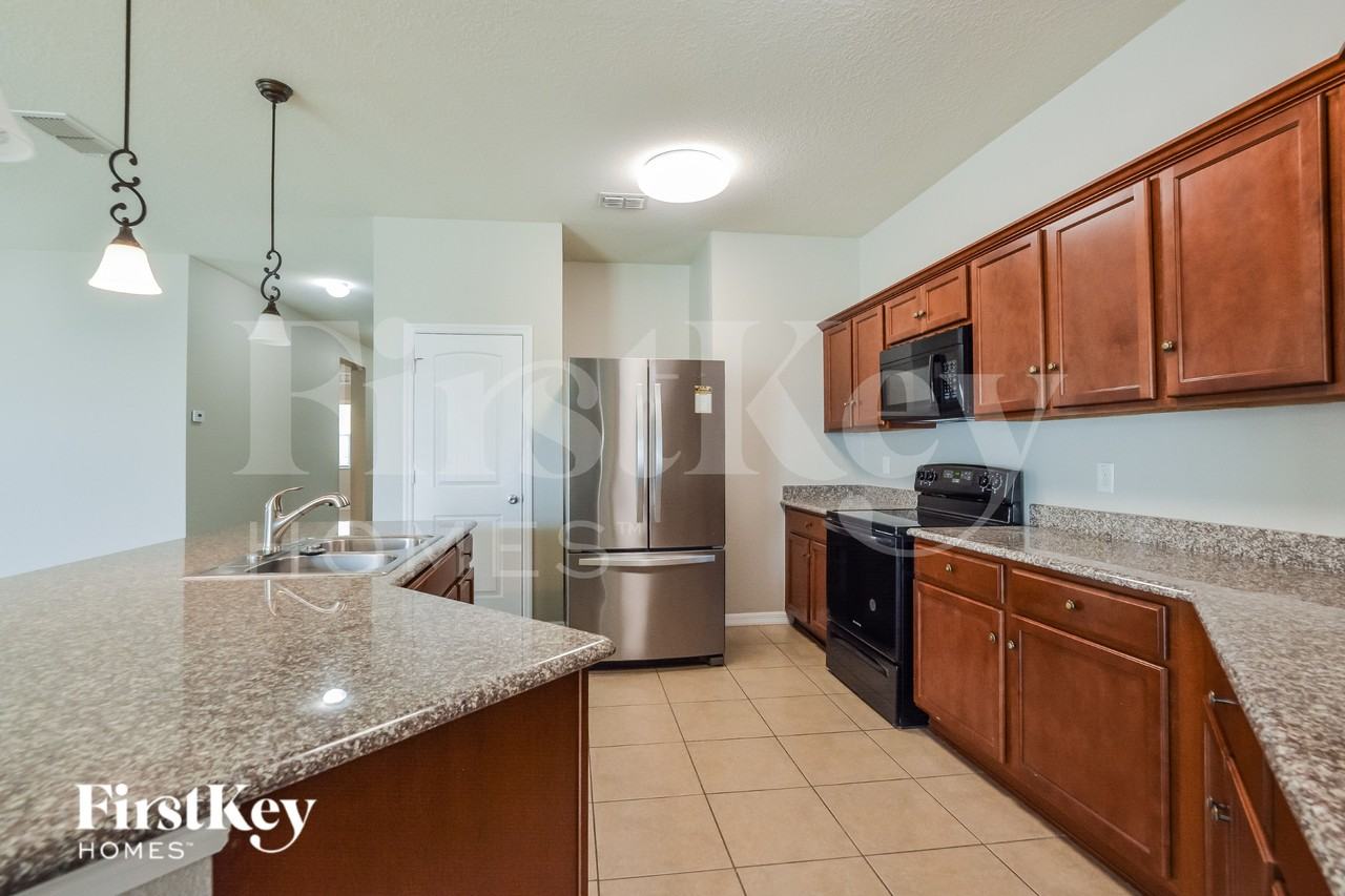 1511 Angler Ave - Photo 5 of 15