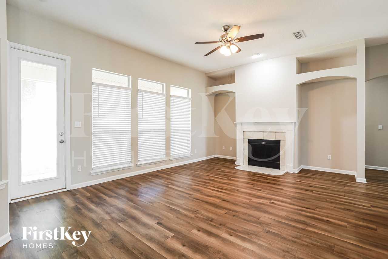 4592 Royal Port Dr - Photo 3 of 19