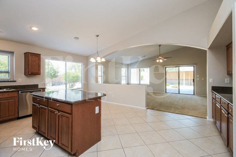 98 E Clairidge Dr - Photo 4 of 15