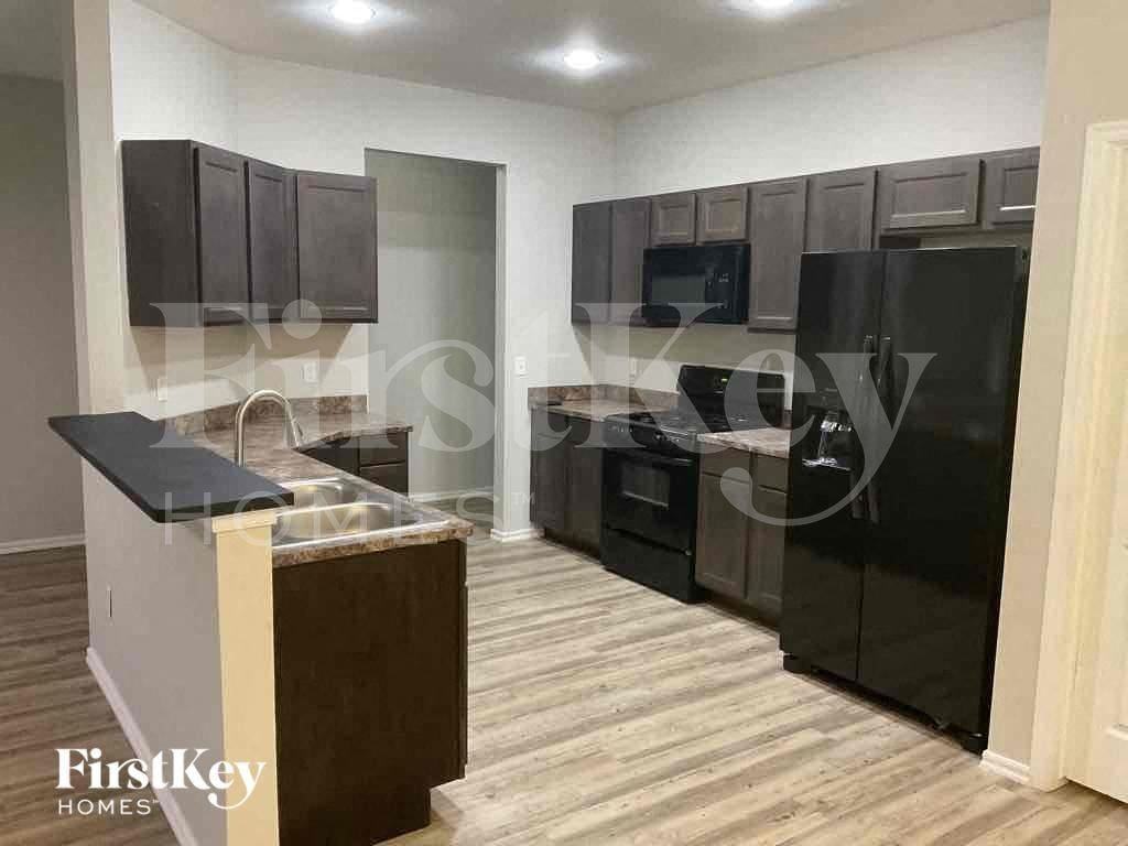 1885 Bradford Pl - Photo 4 of 17