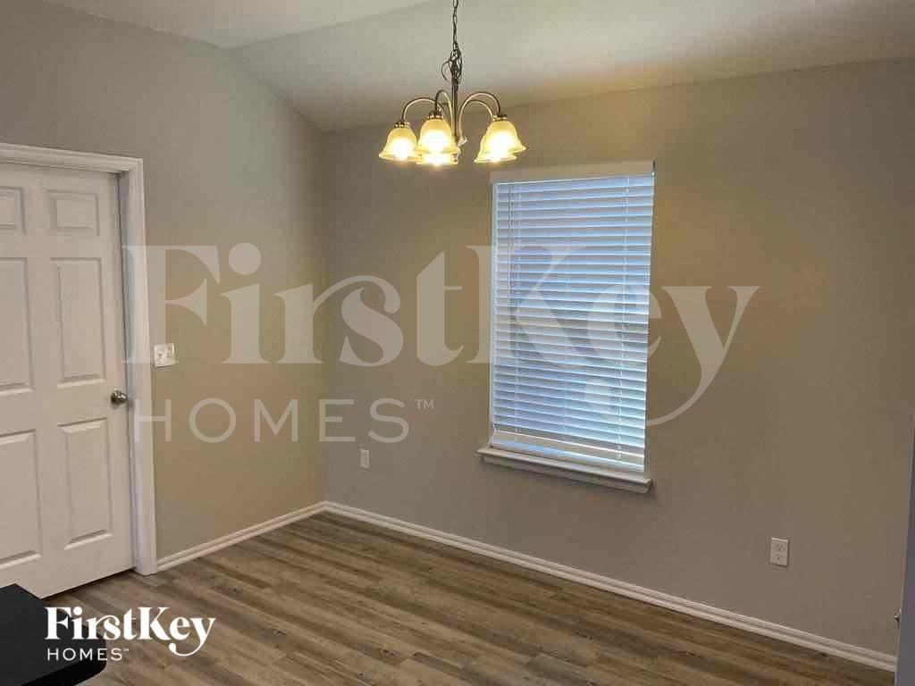 1885 Bradford Pl - Photo 5 of 17