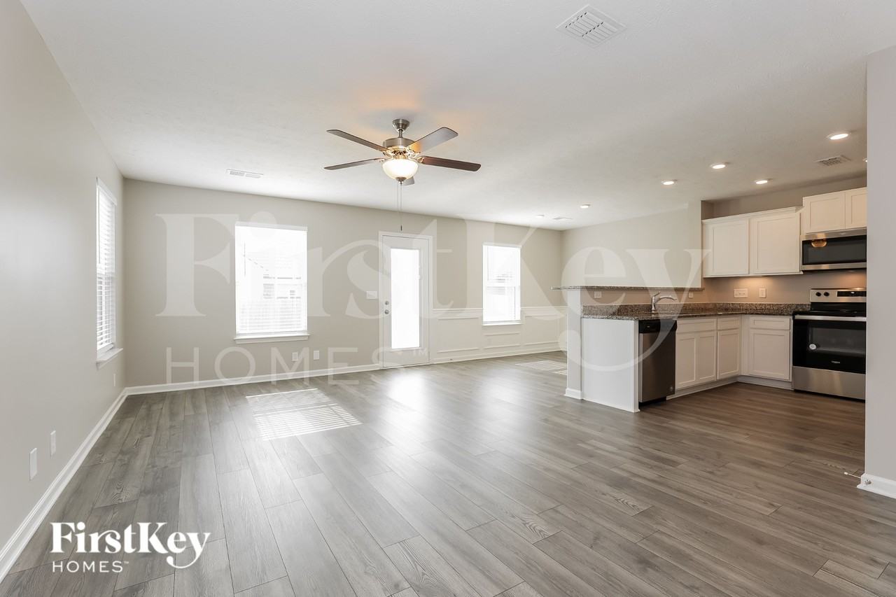 2230 Oak Dr - Photo 4 of 19