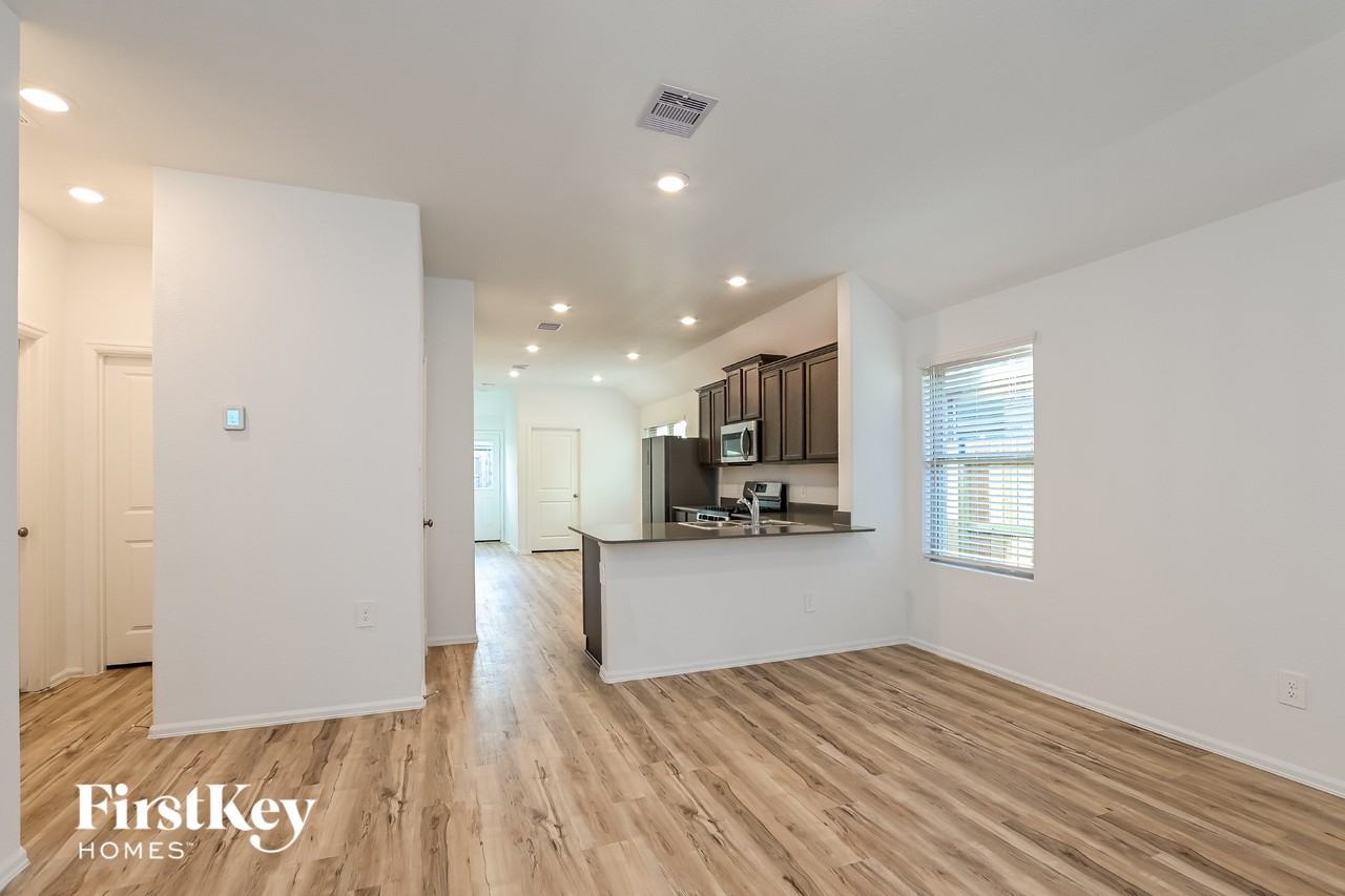 18435 Summit Ranch Dr - Photo 3 of 15