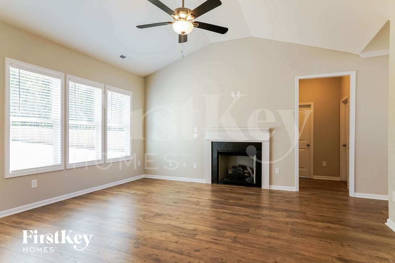 208 Silverleaf Dr - Photo 3 of 15