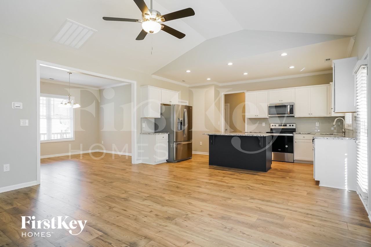 208 Silverleaf Dr - Photo 4 of 15