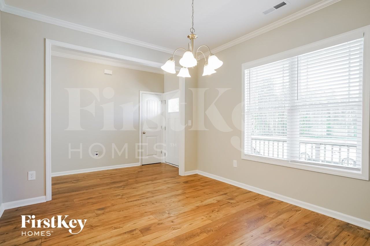 208 Silverleaf Dr - Photo 5 of 15