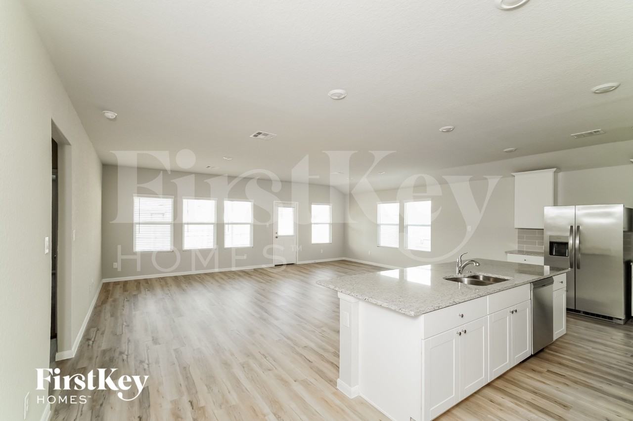 2712 La Mundial St - Photo 4 of 15