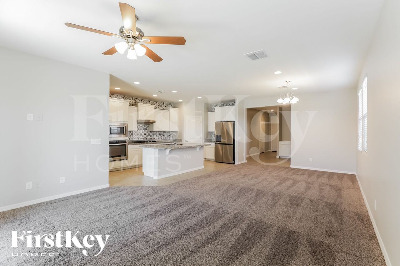 2027 W Kenton Way - Photo 4 of 15