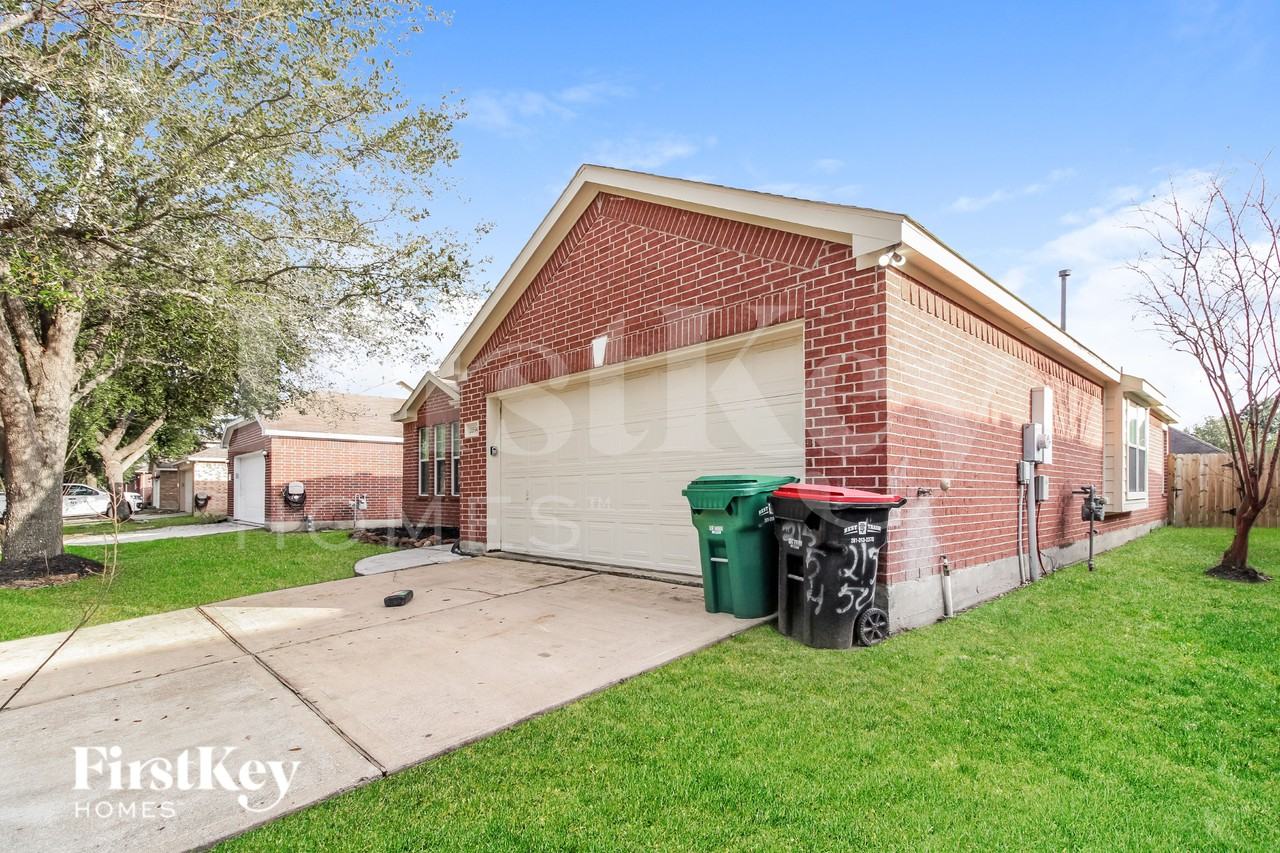 21554 Kings Bend Dr - Photo 2 of 19