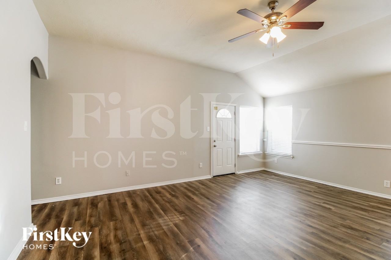 21554 Kings Bend Dr - Photo 3 of 19