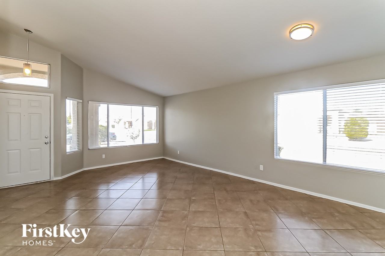 8543 W Cherry Hills Dr - Photo 3 of 15