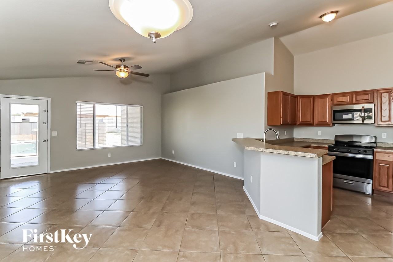 8543 W Cherry Hills Dr - Photo 4 of 15