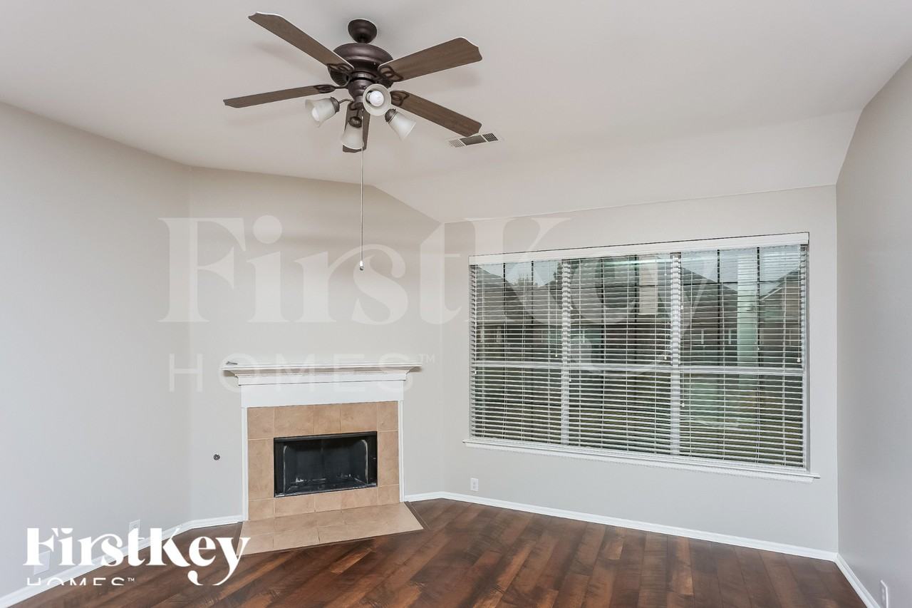 2852 Maple Creek Dr - Photo 2 of 18