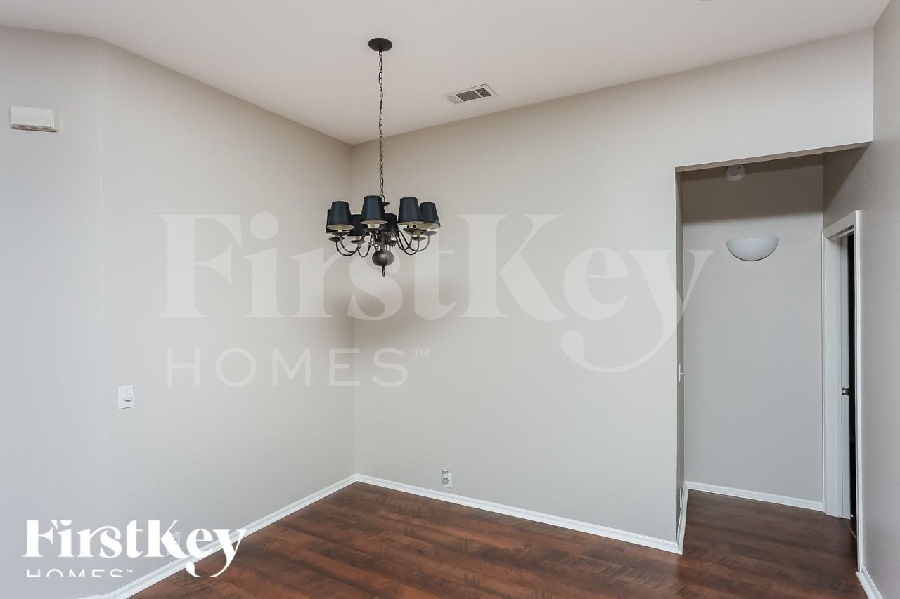 2852 Maple Creek Dr - Photo 4 of 18