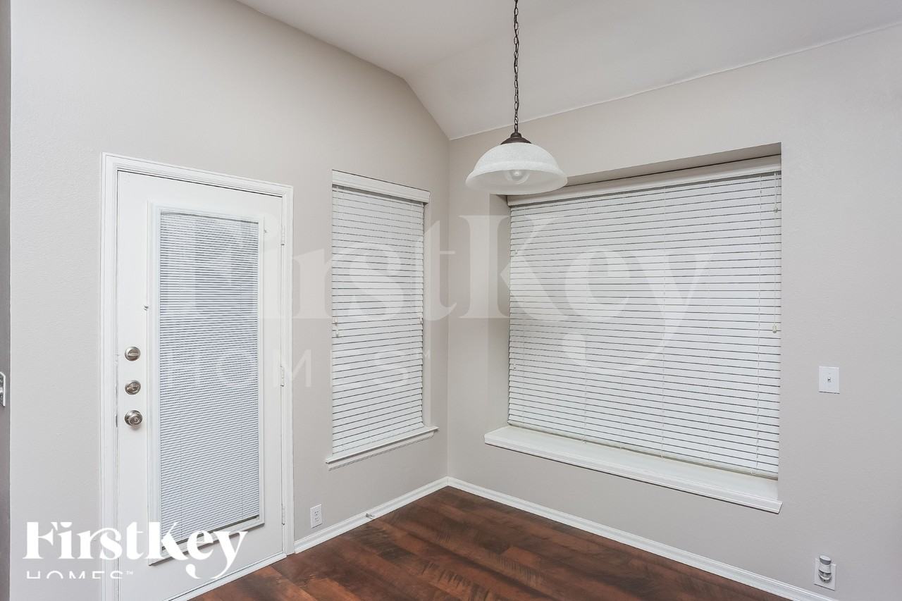 2852 Maple Creek Dr - Photo 6 of 18