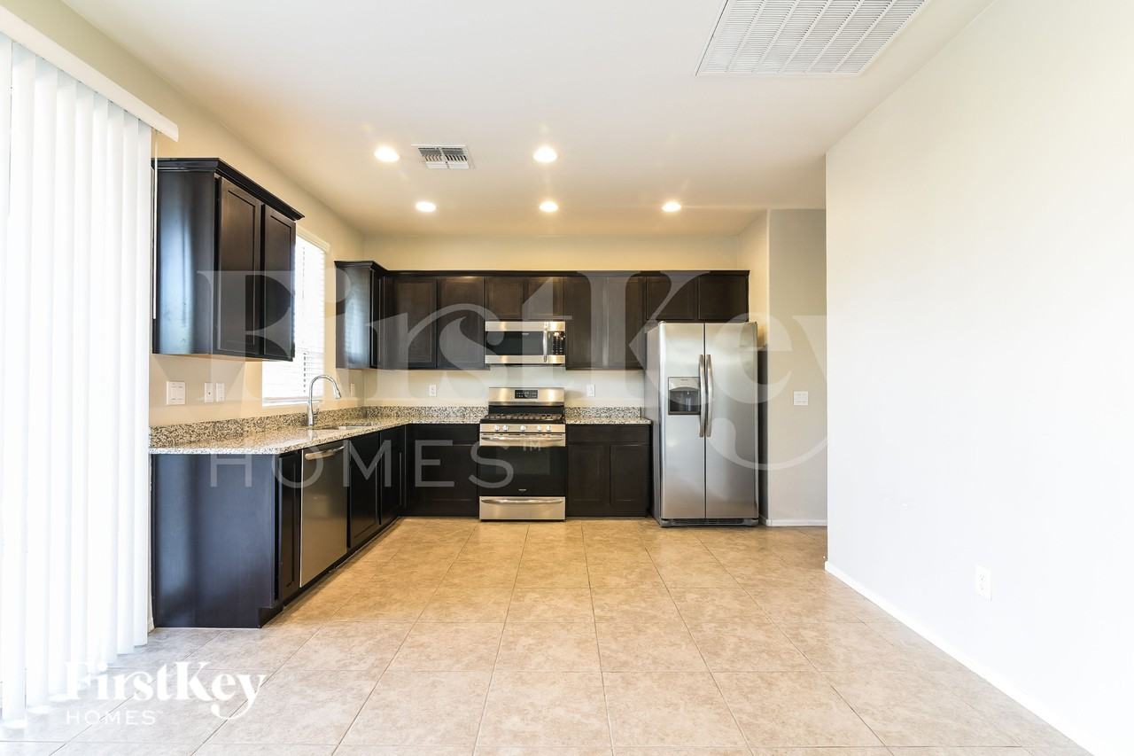 2875 N Fair Oaks Ave - Photo 5 of 19