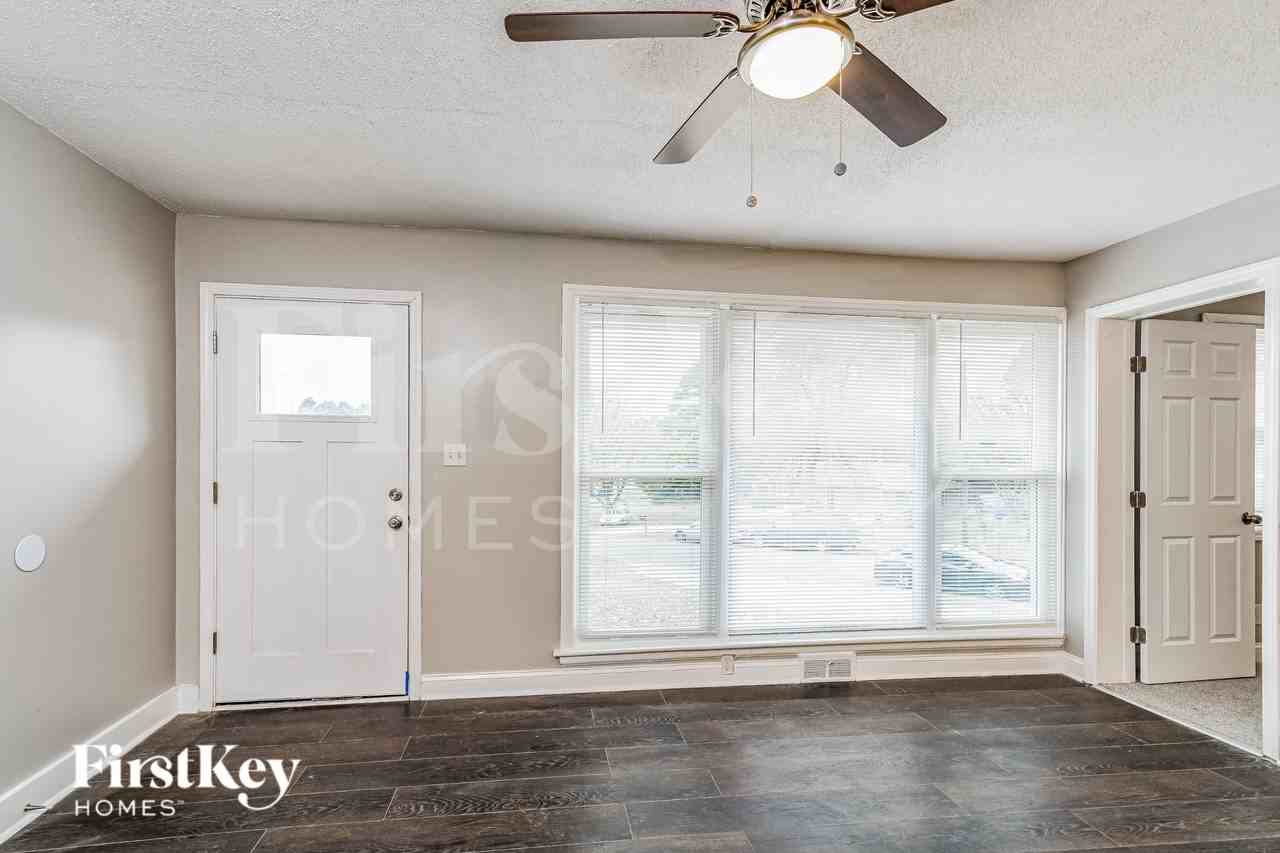 1104 Raynor St - Photo 2 of 15