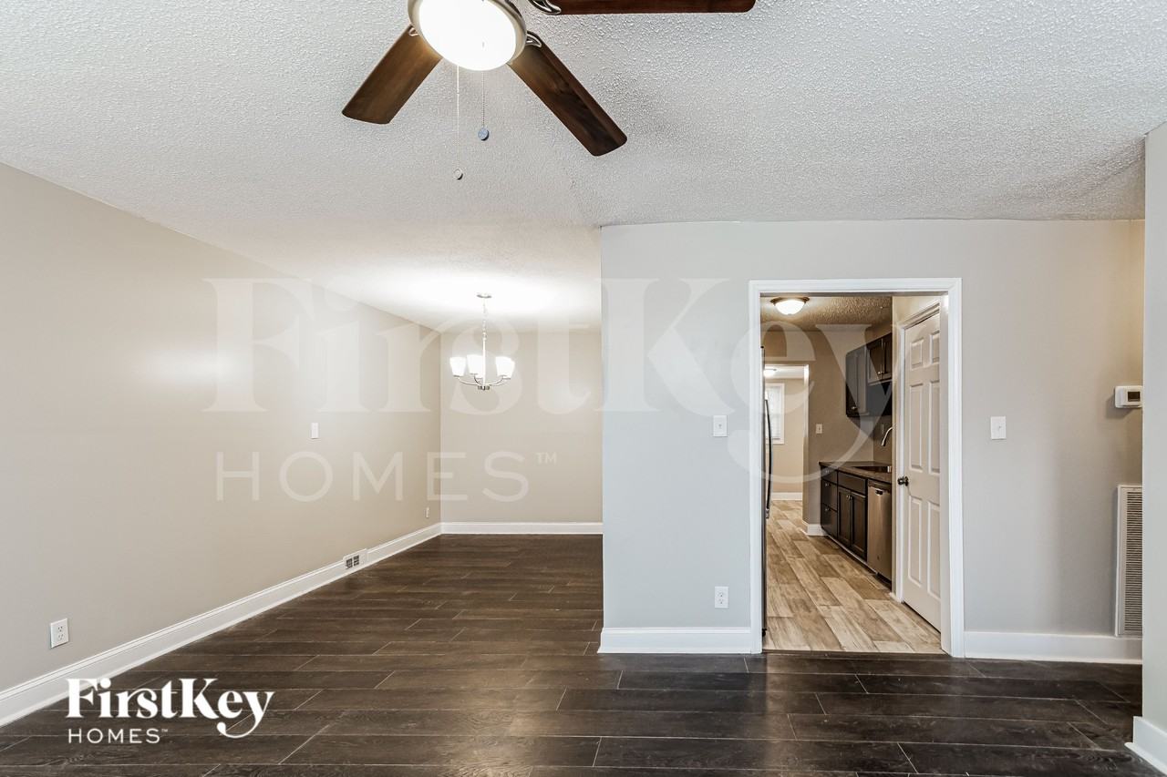 1104 Raynor St - Photo 3 of 15