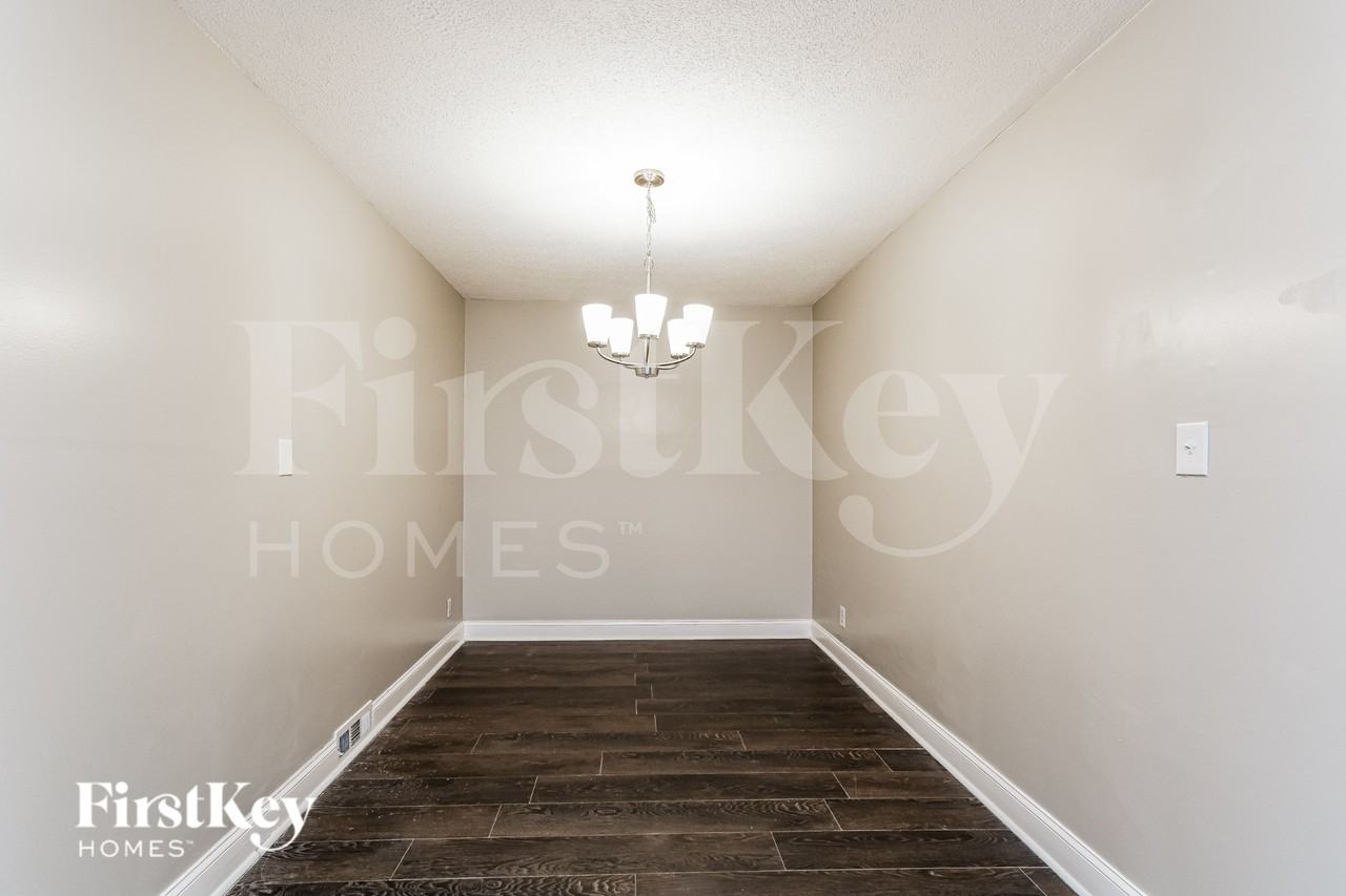 1104 Raynor St - Photo 4 of 15